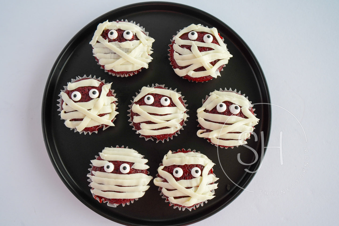 Spooky Mummy Delight Cupcakes - set 4 of 5