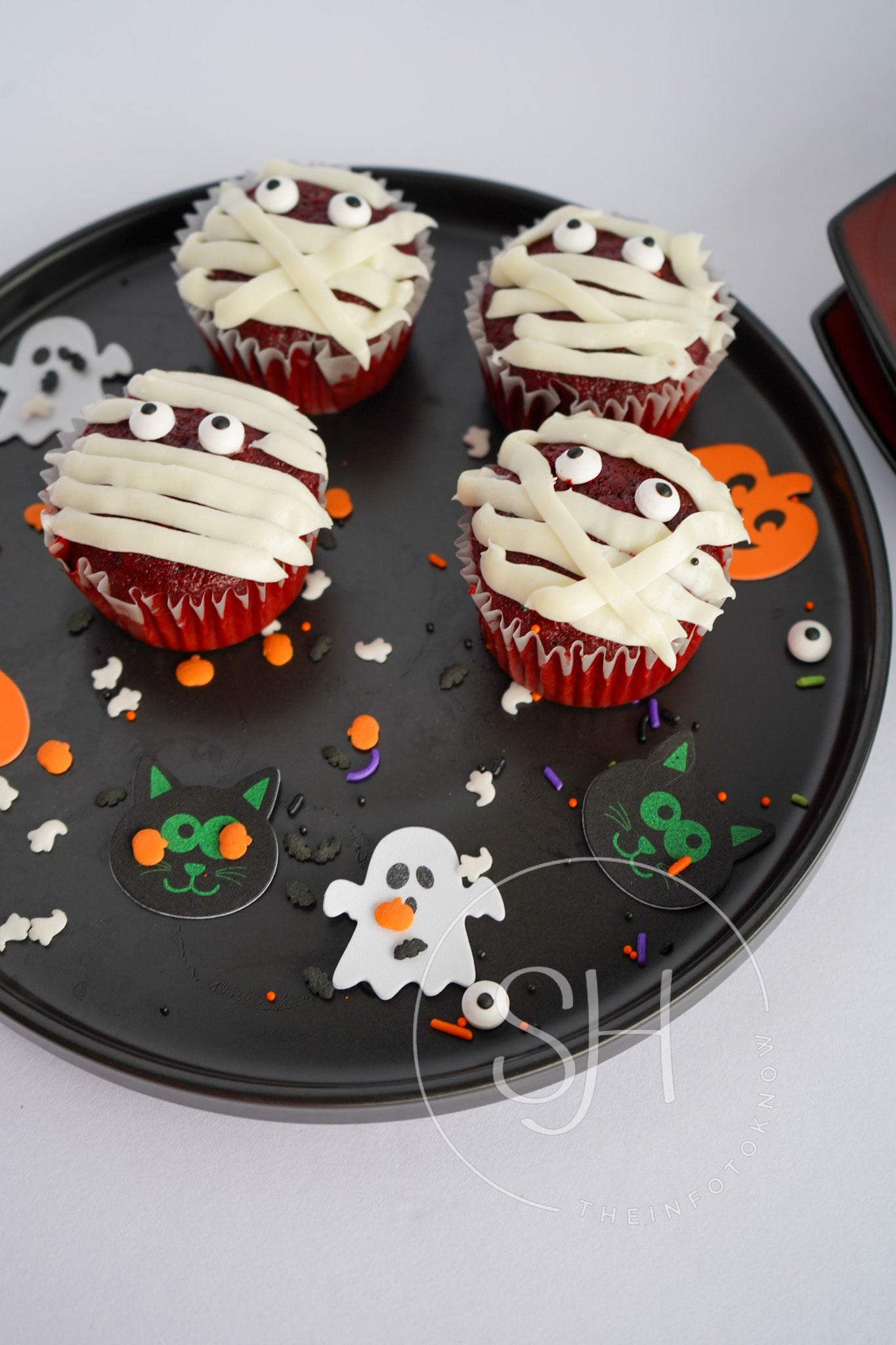 Spooky Mummy Delight Cupcakes - set 4 of 5