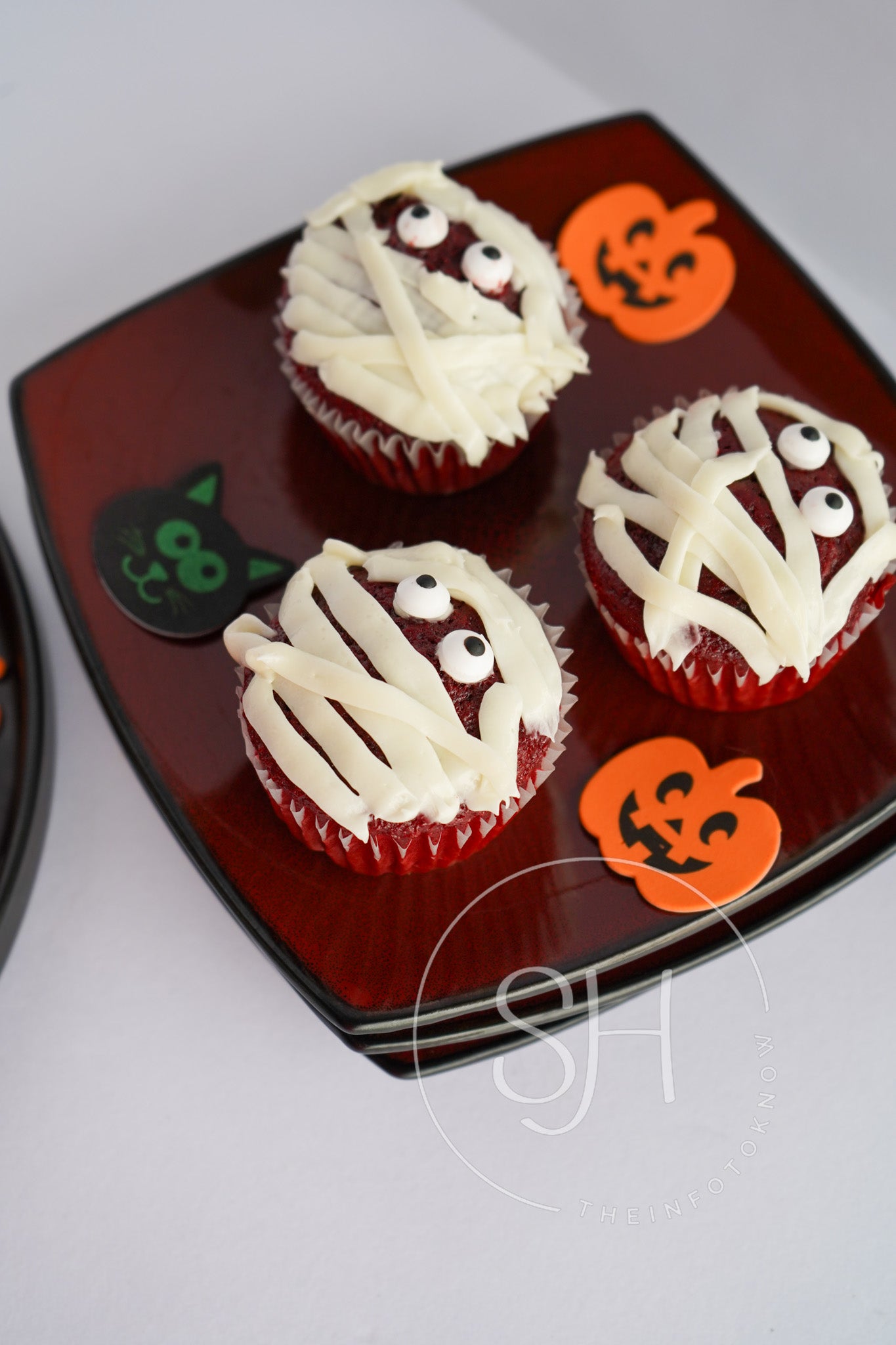 Spooky Mummy Delight Cupcakes - set 4 of 5