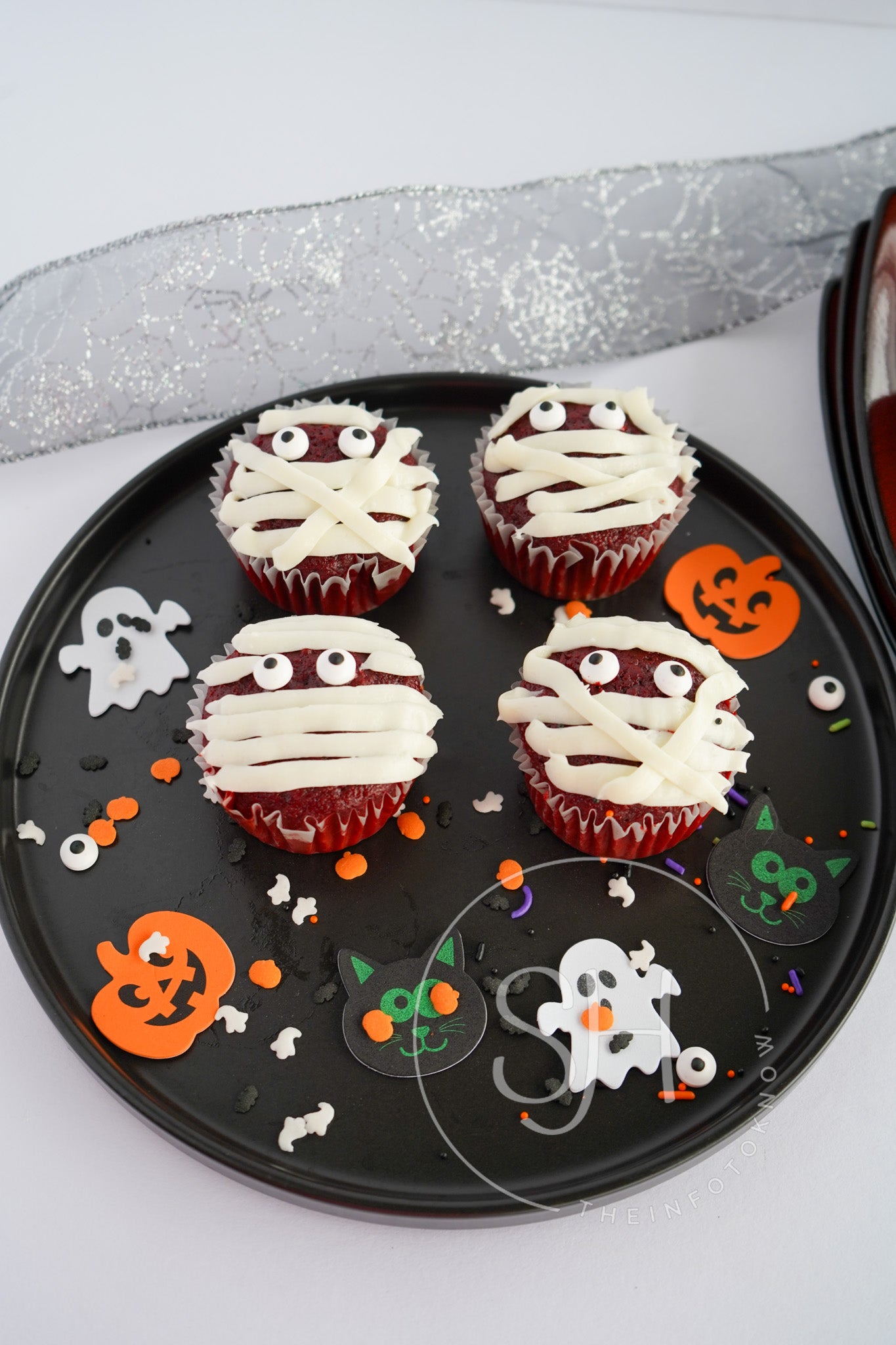 Spooky Mummy Delight Cupcakes - set 4 of 5