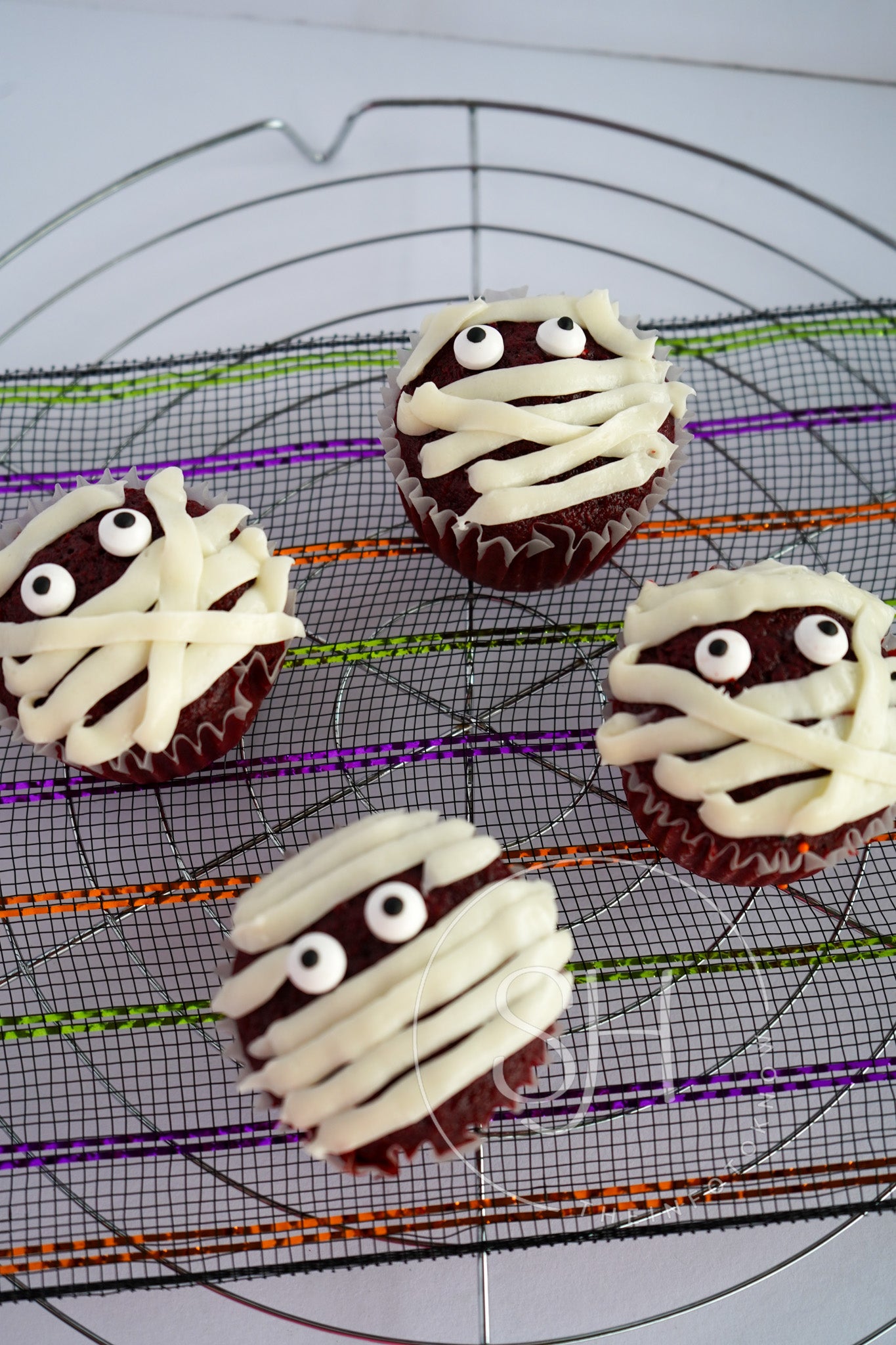 Spooky Mummy Delight Cupcakes - set 3 of 5