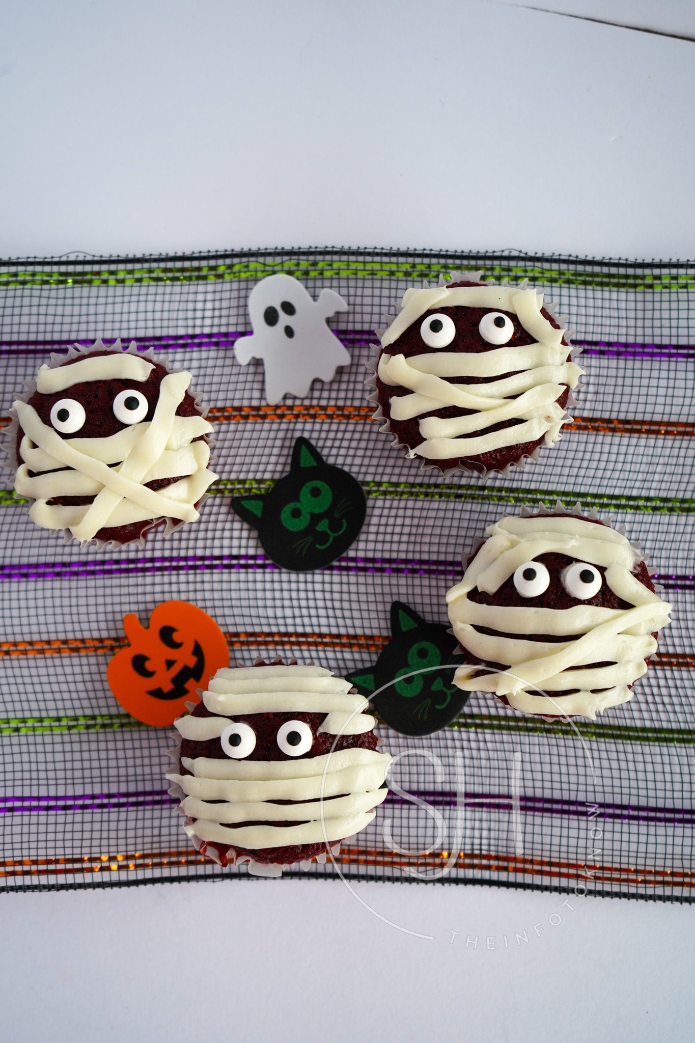 Spooky Mummy Delight Cupcakes - set 3 of 5