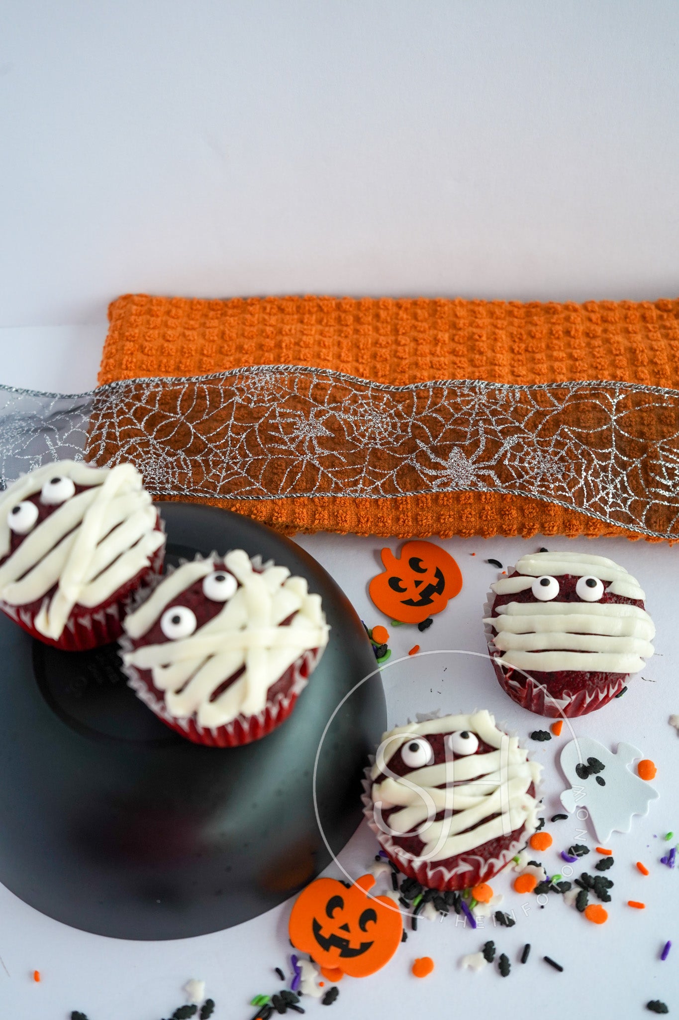 Spooky Mummy Delight Cupcakes - set 5 of 5