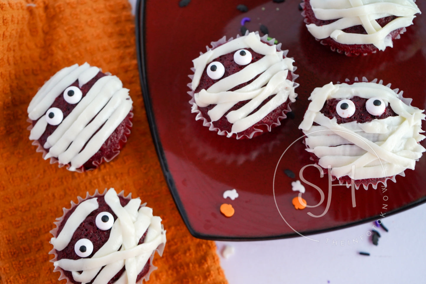 Spooky Mummy Delight Cupcakes - set 2 of 5