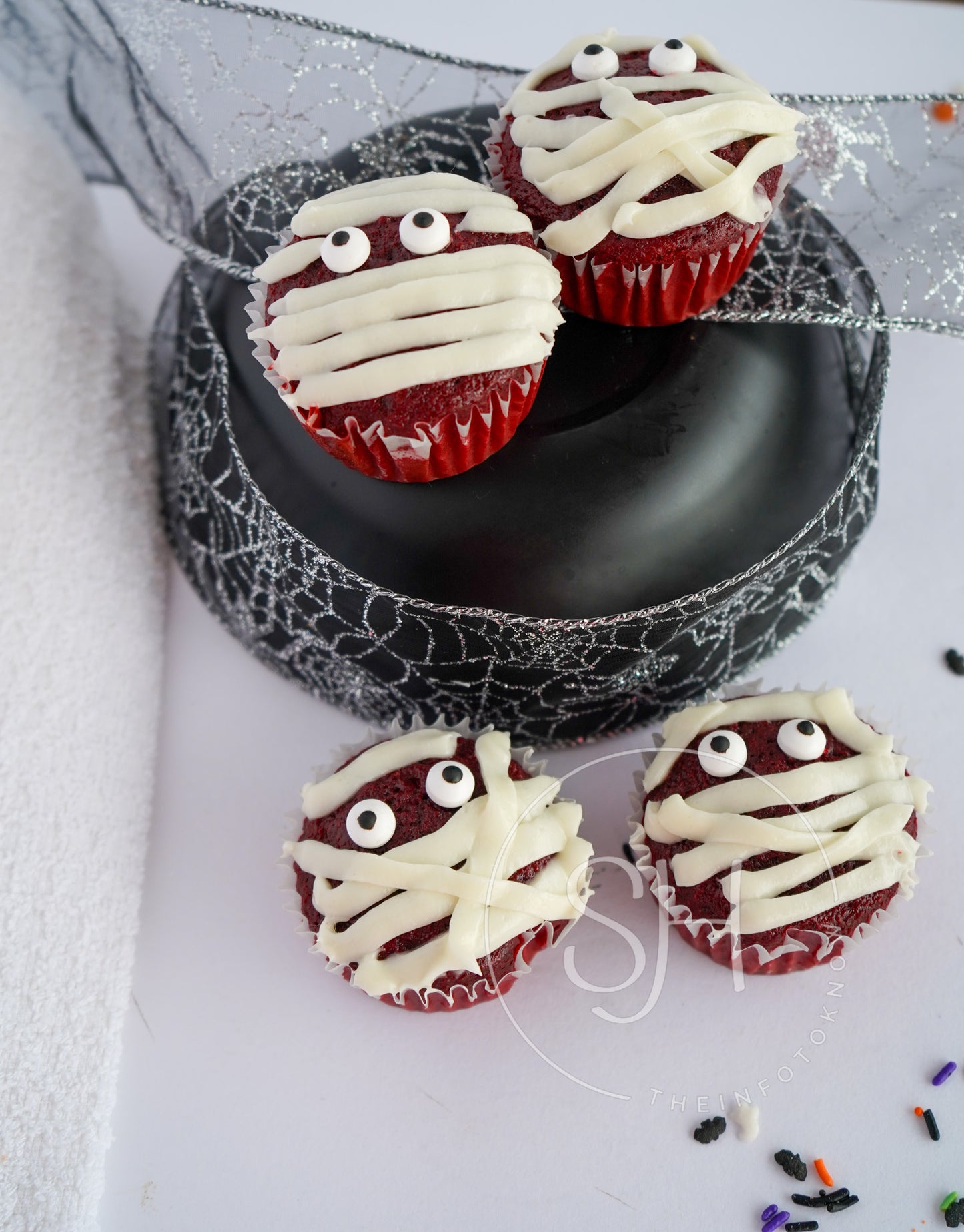 Spooky Mummy Delight Cupcakes - set 1 of 5