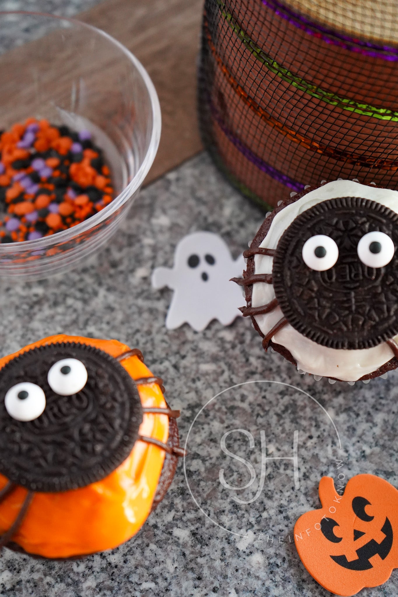 Creepy Crawly Arachnid Cupcakes - set 1 of 3